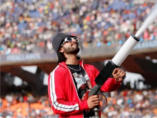 Ranveer performed the 'Jeetega Jeetega' song from the movie ‘83’ and the crowd went crazy