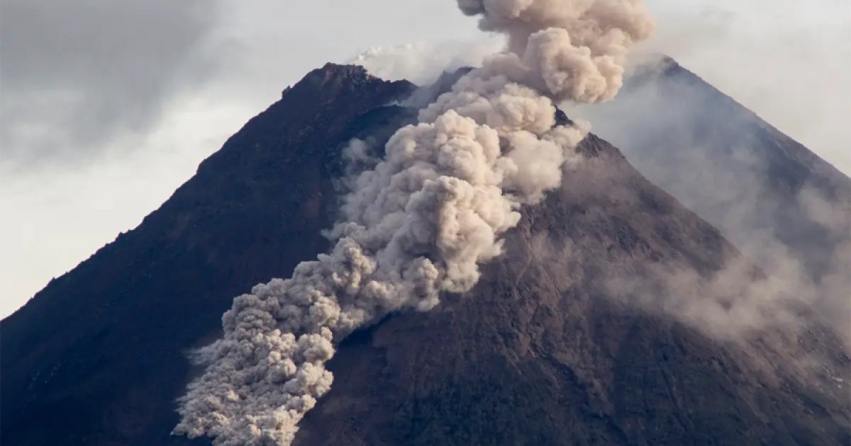 Indonesia's Merapi Volcano Erupts, Spews Hot Cloud