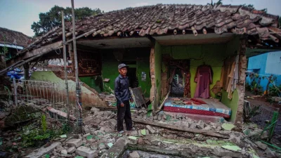 A man stands in front of the rubble of his home in Cianjur, West Java province after a shallow earthquake rocked the region. Photo: Collected