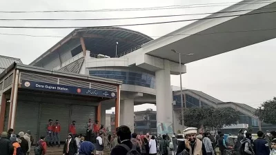 Metro stations in Lahore are closed as the outage continues. Photo: BBC