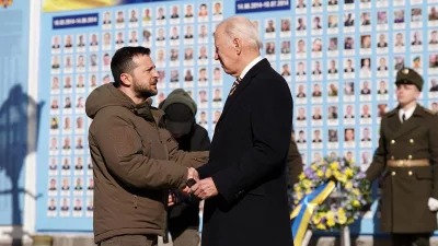 US President Joe Biden (R) is greeted by Ukrainian President Volodymyr Zelenskyy (L) at the Wall of Remembrance of the Fallen for Ukraine in Kyiv. Photo: AFP